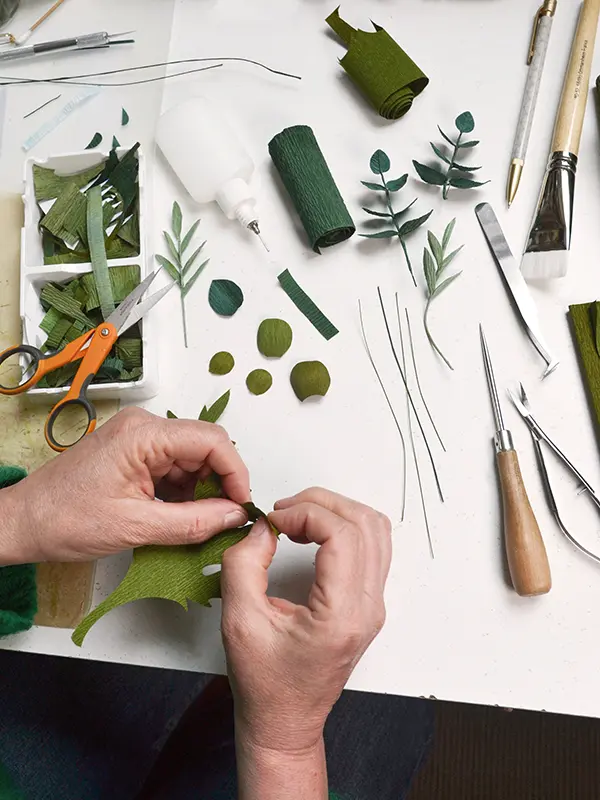 Infini Printemps, Floriculture de papier crêpé, à l'atelier