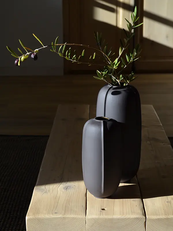 Les vases et vides poches en porcelaine de la collection Atlas de Basaltik porcelaine