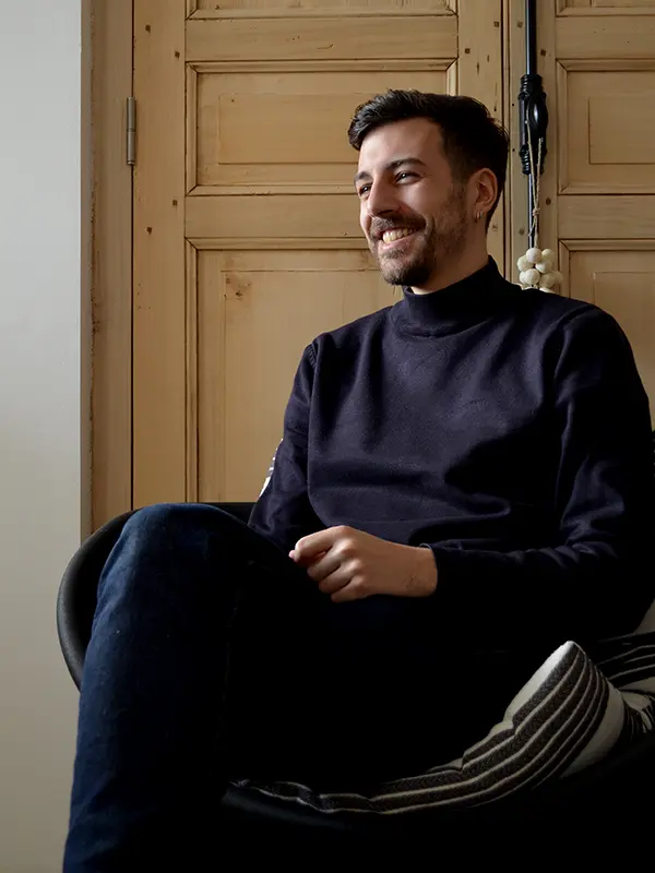 Photo de Quentin Colas, l'artiste d'art céramiste Basaltik | © Basaltik