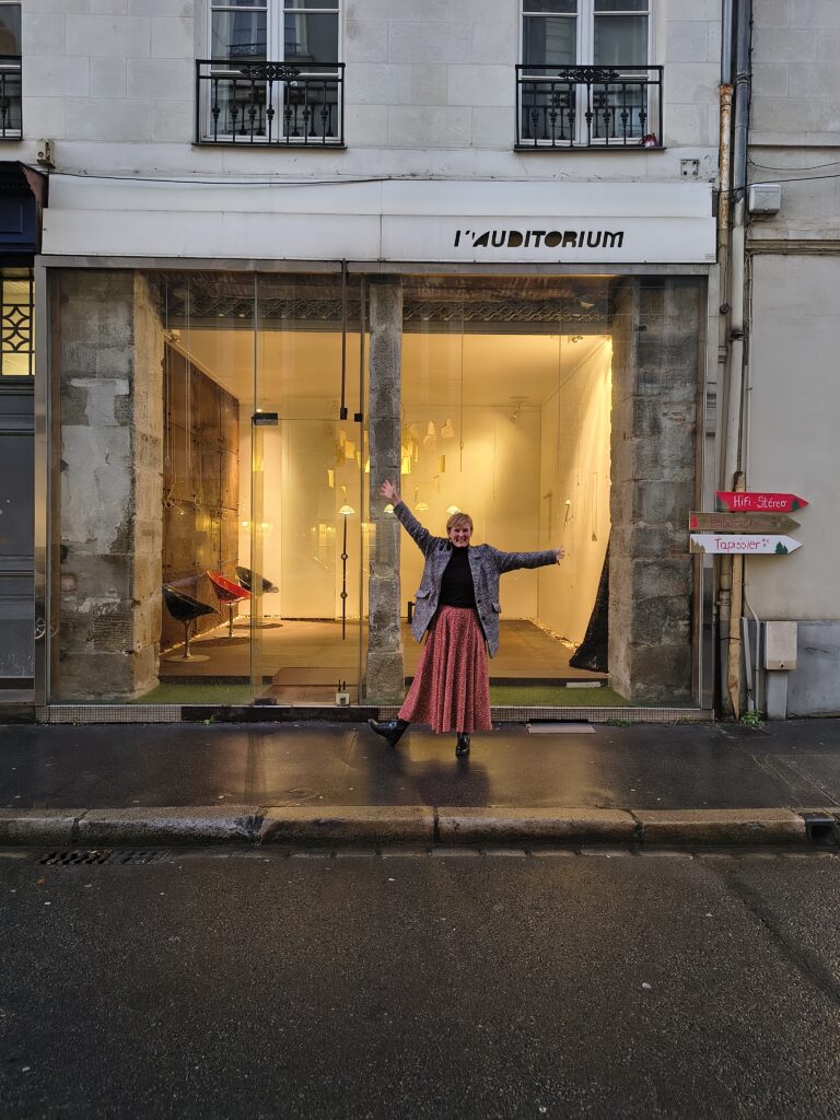 Local de la Galerie Morphose, mur en acier corten et vitrine du sol au plafond