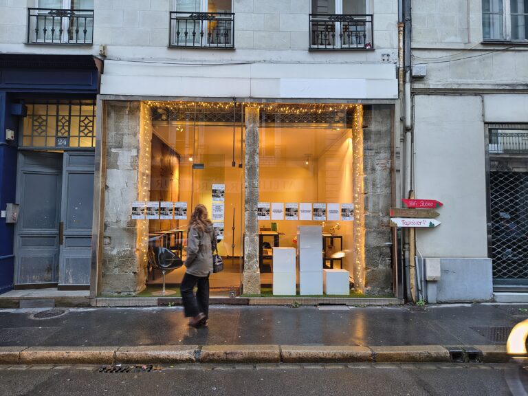 Le nouveau local de la Galerie Morphose, prêt pour l'exposition de Noël